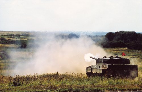 Schuss mit dem Leopard 2 A4